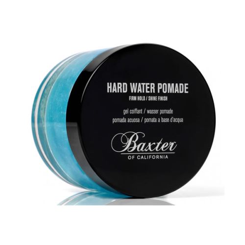 Pomade με βάση το νερό προσφέρει δυνατό κράτημα και λάμψη στα μαλλιά. 